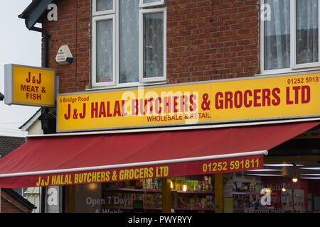 Schild an der Außenseite eines Halal Schlachter und Lebensmittelhändler in Farnborough, Hampshire, UK. Halal Fleisch und Fisch Händler. Stockfoto