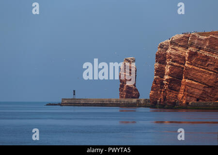 Helgoland, Deutschland Schleswig-Holstein kleine Insel in der Nordsee. Lange Anna free standing Rock Spalte. Stockfoto