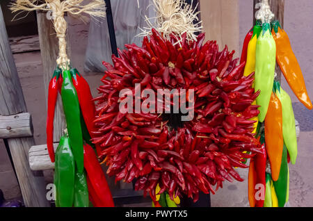 Weihnachten Kranz von roten Chilies ist sehr typisch in New Mexico Stockfoto