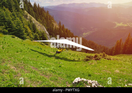 Gleitschirm Abheben vor der spektakulären Bergkulisse Stockfoto