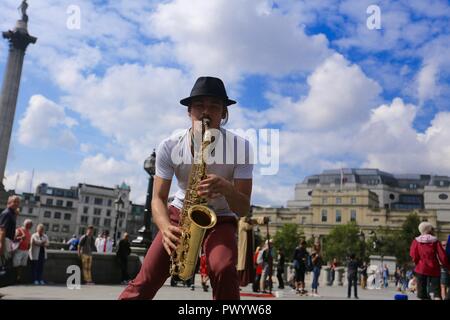 Jazz Busker Saxophon spielen vor der National Gallery, dem Trafalgar Square, London. Stockfoto