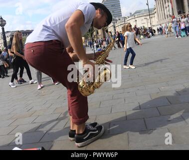 Jazz Busker Saxophon spielen vor der National Gallery, dem Trafalgar Square, London. Stockfoto