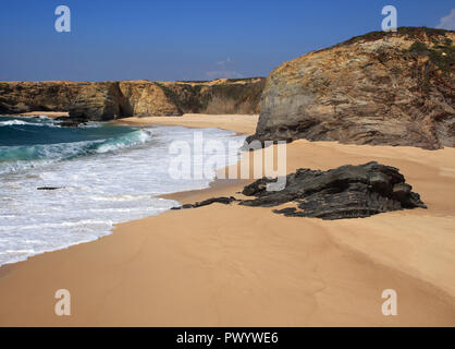 Portugal Südwest Alentejo und Costa Vicentina cliff Ansicht von oben in einem unberührten, einsamen Strand in Porto Covo. Stockfoto