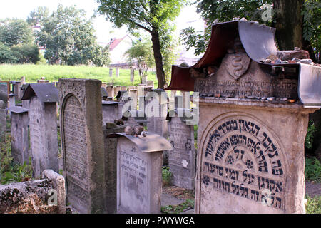 Grabsteine in Remuh Synagoge, Friedhof, häufte mit Kieselsteinen, in Kazimierz in Krakau, Polen Stockfoto