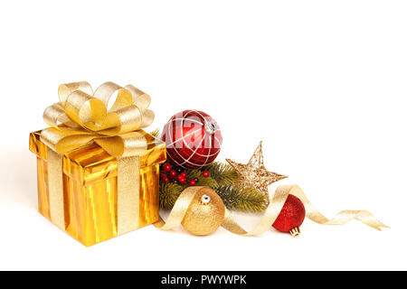 Geschenkkarton Weihnachten gold isoliert auf weißem Hintergrund Stockfoto
