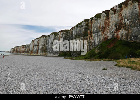 Kiesstrand und Klippen, Saint-Valery-en-Caux, Seine-Maritime, Normandie, Frankreich, Europa Stockfoto