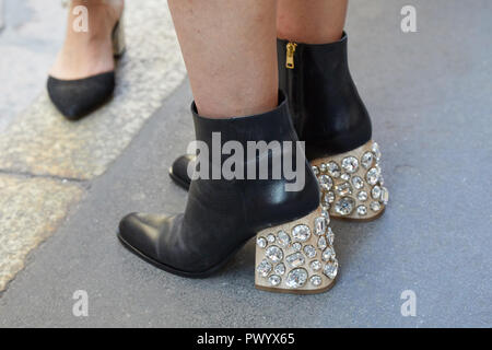 Mailand, Italien - 21 SEPTEMBER 2018: Frau mit schwarzen High Heel Schuhe mit weissen Edelsteine Dekoration vor dem Eisberg fashion show, Mailand Fashion Week Straße Stockfoto