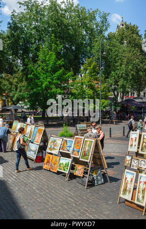 Gemälde Verkauf Straße, Menschen in Vilnius Altstadt Blick auf eine Anzeige der lokalen Künstler zum Verkauf, Litauen. Stockfoto