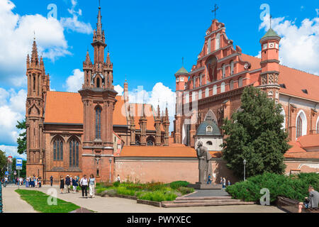 Bernhardiner Kirche Vilnius, Ansicht der Bernhardiner Kirche (rechts) und St. Anna Kirche (in der Altstadt von Vilnius, Litauen links). Stockfoto