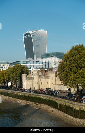 Der Tower von London mit dem Walkie-Talkie-Gebäude am 20 Fenchurch Street in der City von London England United Kingdom UK Stockfoto