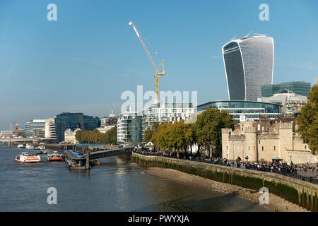 Der Tower von London mit dem Walkie-Talkie-Gebäude am 20 Fenchurch Street in der City von London England United Kingdom UK Stockfoto