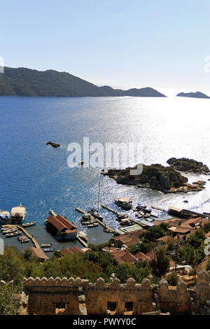 Mit Blick auf Kaleköy (Simena) innerhalb der Mauern einer byzantinischen Burg, ist ein Dorf der Demre Bezirk in der Provinz Antalya in der Türkei, zwischen Kaş und Demre, an der Mittelmeerküste. Kaleköy Gesichter der Insel Kekova und kann durch das Meer oder zu Fuß von Üçağız erreicht werden. Das Dorf liegt inmitten einer lykische Nekropole, die teilweise unter Wasser versunken ist. Kaleköy ist von einer Byzantinischen Burg übersehen, im Mittelalter die Piraten, die in Kekova verschachtelte zu kämpfen. Die Burg enthält ein kleines Theater. Stockfoto