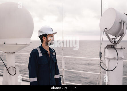 Servicetechniker oder Freiwillige in der Nähe von VSAT-Terminal Stockfoto