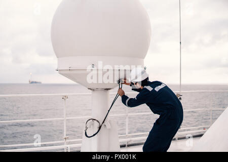 Servicetechniker oder Freiwillige in der Nähe von VSAT-Terminal Stockfoto