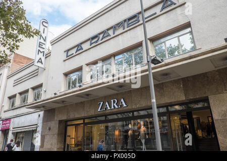 Zara, Shop, Store, in, alten, art deco, Kino, Geschäften, Einkaufszentren, in, Mitte, der, Terrassa, Barcelona, Katalonien, Katalonien, Katalonien, Spanien, Spanisch, Europa, Europäischen, Stockfoto