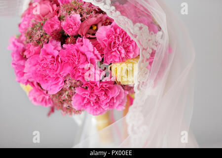 Blumenstrauß aus hell-rosa Blüten Stockfoto