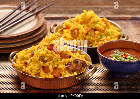 Huhn mit Basmati-Reis in Edelstahl Pfanne gebraten Stockfoto