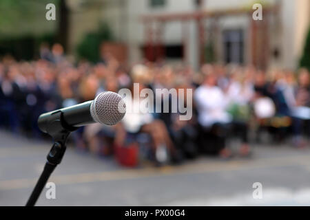 Mikrofon und vor der Abschlussfeier Publikum vor dem Hintergrund von Auditorium und leeren Raum für Text Stockfoto