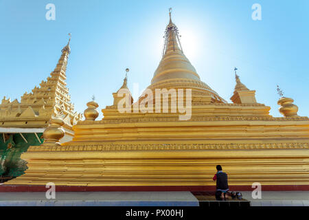 Ansicht der Kuthodaw Pagode und Stupas in Mandalay, Myanmar Stockfoto