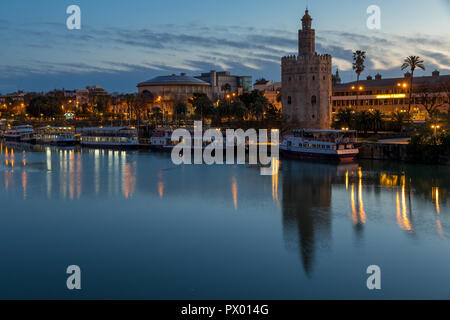 Goldene Turm (Torre del Oro) am Guadalquivir, Sevilla, Andalusien, Spanien, Europa Stockfoto