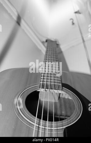 Ungeschnittenes Saiten Akustikgitarre Nahaufnahme Stockfoto