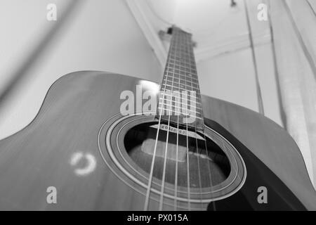 Ungeschnittenes Saiten Akustikgitarre Nahaufnahme Stockfoto