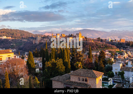 Alhambra-Palast und der Unesco aufgeführt Viertel Albaicin bei Sonnenuntergang mit schneebedeckten Bergen der Sierra Nevada im Hintergrund. Granada, Andalusien, Spanien Stockfoto