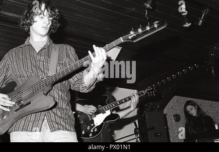 Spriritualized bass Gitarristen wird Carruthers auf der Bühne Esquires, Bedford, 10. Oktober 1990. Stockfoto