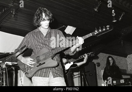 Spriritualized bass Gitarristen wird Carruthers auf der Bühne Esquires, Bedford, 10. Oktober 1990. Stockfoto