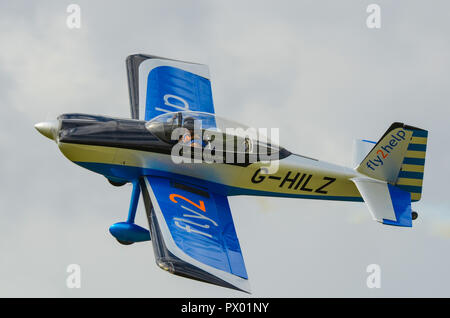 Pilot Andy Hill Fliegen seines Vans RV-8 homebuilt Ebene G - HILZ von RV 8 Aufgabenbereiche display Team. Andy Hill später stürzte die Hawker Hunter Jet in Shoreham im Jahr 2015 Stockfoto