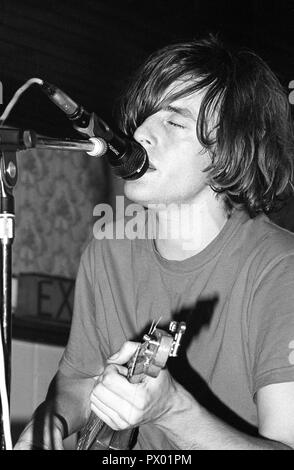 Spriritualized Sänger und Gitarrist Jason Pierce auf der Bühne Esquires, Bedford, 10. Oktober 1990. Stockfoto