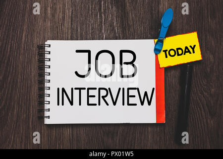 Schreiben Hinweis Übersicht Job Interview. Business foto Präsentation Bewertung Fragen Antworten Einstellung Beschäftigung öffnen Notebook weisse Seite Wäscheklammer Stockfoto