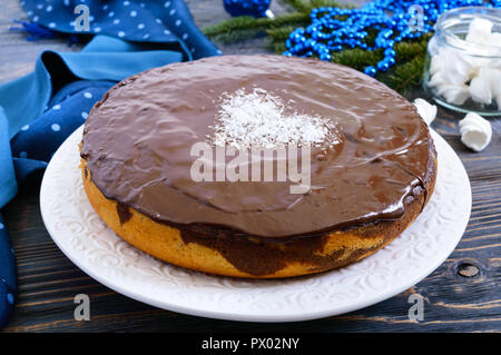 Eine grosse festliche Schokolade Kuchen, ein Herz, das der Kokosnuss in der Mitte. Stockfoto