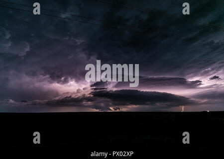 Eine superzelle Gewitter über Nordwesten Kansas ist durch Blitz beleuchtet Stockfoto