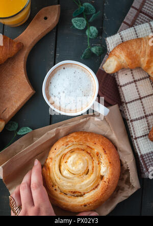 Kontinentales Frühstück auf dunklem Hintergrund, Ansicht von oben Stockfoto