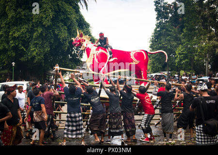 UBUD, BALI - Januar 2018: ein Begräbnis und Einäscherung Zeremonie in einem kleinen Dorf in der Nähe von Ubud auf Bali in Indonesien Stockfoto