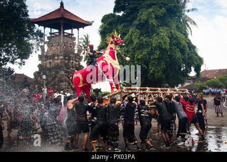 UBUD, BALI - Januar 2018: ein Begräbnis und Einäscherung Zeremonie in einem kleinen Dorf in der Nähe von Ubud auf Bali in Indonesien Stockfoto