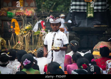 SIDEMEN, BALI - Januar 2018: eine hinduistische Zeremonie mit Angeboten und viele Besucher in Bali, die meisten touristischen Insel von Indonesien Stockfoto