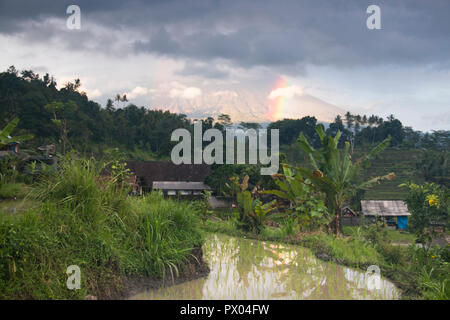 Blick über die Landschaft in Sidemen in Bali, Indonesien mit Mount Agung Vulkan und ein Regenbogen im Hintergrund Stockfoto