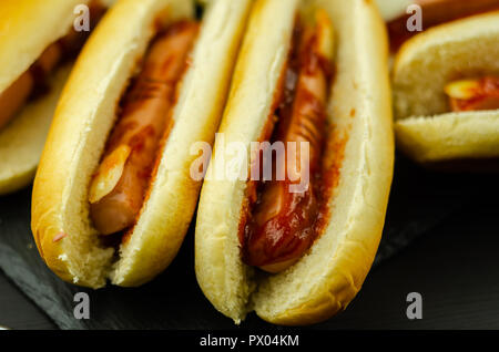 Gruselige Halloween hotdog Finger auf den Schwarzen Tisch, Party Food Stockfoto