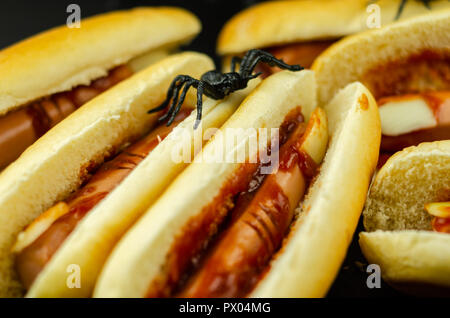 Gruselige Halloween hotdog Finger auf den Schwarzen Tisch, Party Food Stockfoto