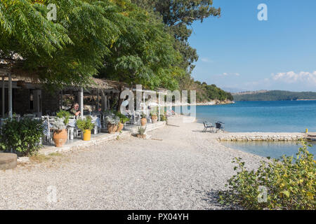 Eukalyptus, ein Restaurant am Strand in Agios Stefanos, North East Korfu Stockfoto