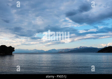 Die Bucht bei Avlaki im Nordosten von Korfu bei Sonnenuntergang mit Albanien im Hintergrund Stockfoto