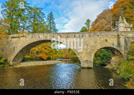 Alte Brücke von AVON BALLINDALLOCH CASTLE GRAMPIAN SCHOTTLAND DIE BRÜCKE UND HERRSCHAFTLICHE TORHAUS MIT wider, in herbstlichen Farben IM FLUSS Stockfoto