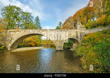 Alte Brücke von AVON BALLINDALLOCH CASTLE GRAMPIAN SCHOTTLAND DIE BRÜCKE UND TORHAUS UND FARBEN DES HERBSTES IN DEN FLUSS AVON Stockfoto