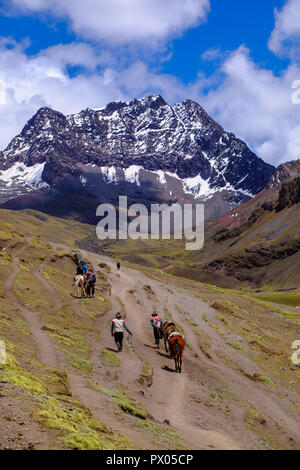 Indigene Völker und es Pferd auf die Wanderung zu VINICUNCA oder Rainbow Mountain Stockfoto