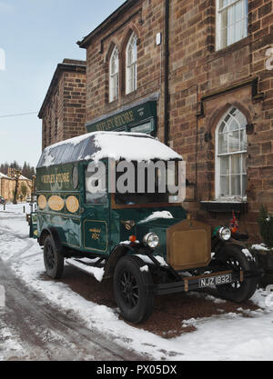 Schnee Rolls Royce van vor Ripley Stores in Ripley Dorf, North Yorkshire Stockfoto