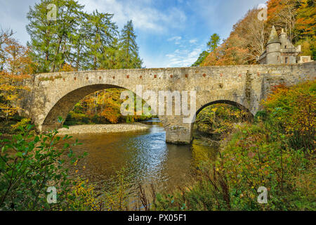 Alte Brücke von AVON BALLINDALLOCH CASTLE GRAMPIAN SCHOTTLAND DIE BRÜCKE UND TORHAUS DIE FARBEN DES HERBSTES IN DEN FLUSS AVON Stockfoto