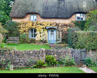 Cotswold stone Reetdachhäuser und Garten im Herbst. Chipping Campden, Cotswolds, England Stockfoto