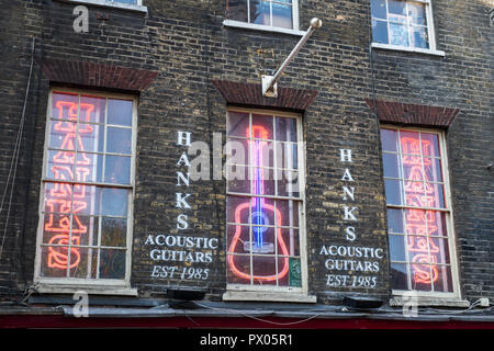 Hanks akustische Gitarren. Shop Exterieur, Tin Pan Alley/Denmark Street, London, England Stockfoto